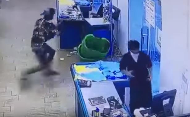 بالفيديو.. مراهقان يستغلان وقت الإفطار للسطو على سوبرماركت بالفيديو.. مراهقان يستغلان وقت الإفطار للسطو على سوبرماركت