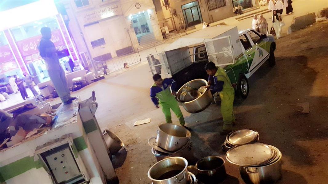 أمانة العاصمة المقدسة تنفذ حملة رقابية على الباعة المتجولين وتزيل البسطات العشوائية بمكة أمانة العاصمة المقدسة تنفذ حملة رقابية على الباعة المتجولين وتزيل البسطات العشوائية بمكة