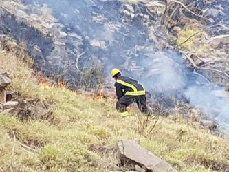 مجهولون يضرمون النيران في أعلى جبل شوكان بألمع مجهولون يضرمون النيران في أعلى جبل شوكان بألمع