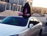بالصورة.. خادمة إثيوبية تعتلي سيارة أحد المواطنين وترعب المارة.. ودورية أمنية تفشل بإنزالها بالصورة.. خادمة إثيوبية تعتلي سيارة أحد المواطنين وترعب المارة.. ودورية أمنية تفشل بإنزالها