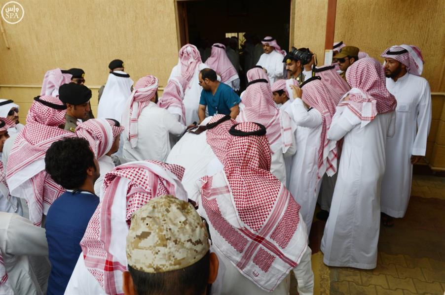 بالصور.. أمير عسير يؤدي صلاة الجنازة على اللواء الشهراني وينقل تعازي القيادة لذويه