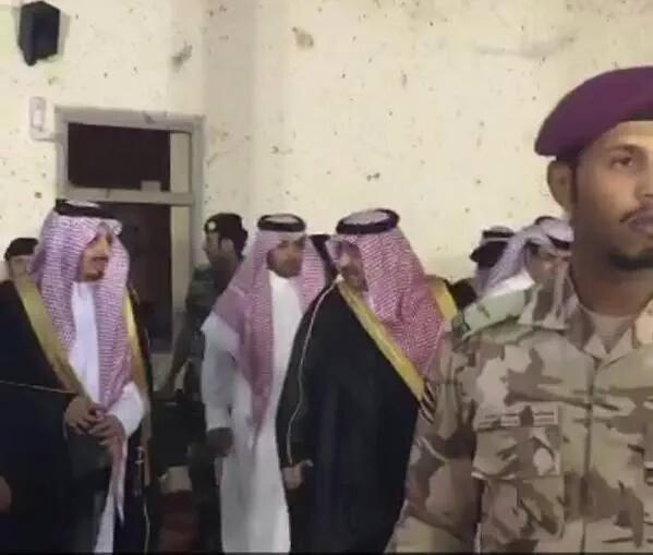 محمد بن نايف أول مصلٍّ بمسجد طوارئ 