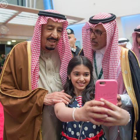 طفلة تلتقط ?سيلفي? مع خادم