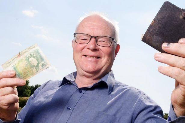 محفظة نقود تعود إلى صاحبها بعد 30 عامًا من فقدانها محفظة نقود تعود إلى صاحبها بعد 30 عامًا من فقدانها