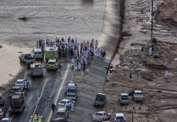 12 معلمة احتجزتهن السيول