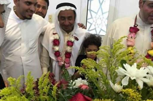 والد الشهيد العيسى يستقبل المعزين بالابتسام وأكاليل الورد