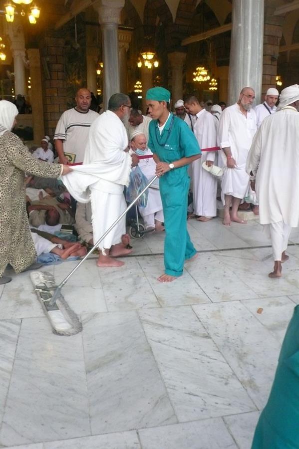 بالصور.. تعرف على كيفية تنظيف الحرم المكي وتطييبه يومياً خلال دقائق معدودة 018d7947 0407 426e ada6 5ab5d44cd50f