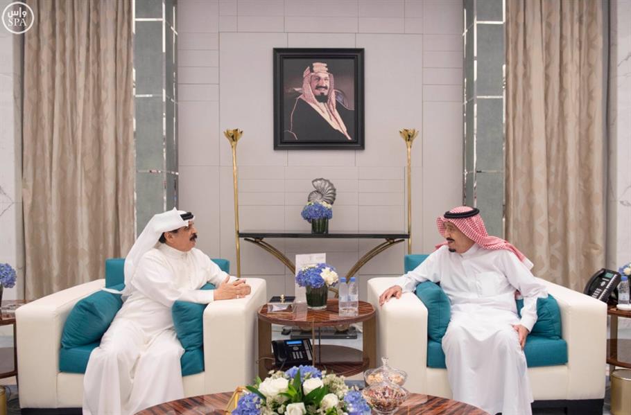 خادم الحرمين يستقبل ملك البحرين ويقيم مأدبة عشاء تكريما له