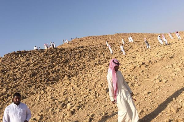 شاهد.. متطوعون يعثرون على جثة الشاب المفقود شرق بعد وفاته "عطشاً" شاهد.. متطوعون يعثرون على جثة الشاب المفقود شرق بعد وفاته "عطشاً"