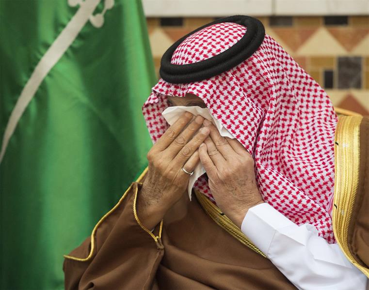 "صور مؤثرة" لخادم الحرمين الشريفين أثناء استقباله للمعزين في وفاة الأمير تركي