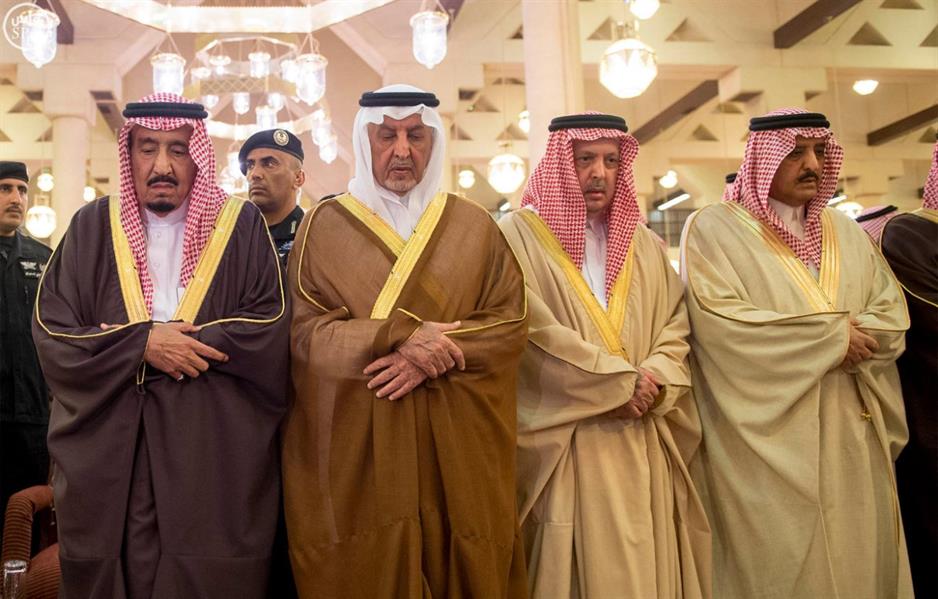بالصور.. خادم الحرمين الشريفين يؤدي صلاة الميت على سمو الأمير بندر بن فيصل بن عبدالعزيز