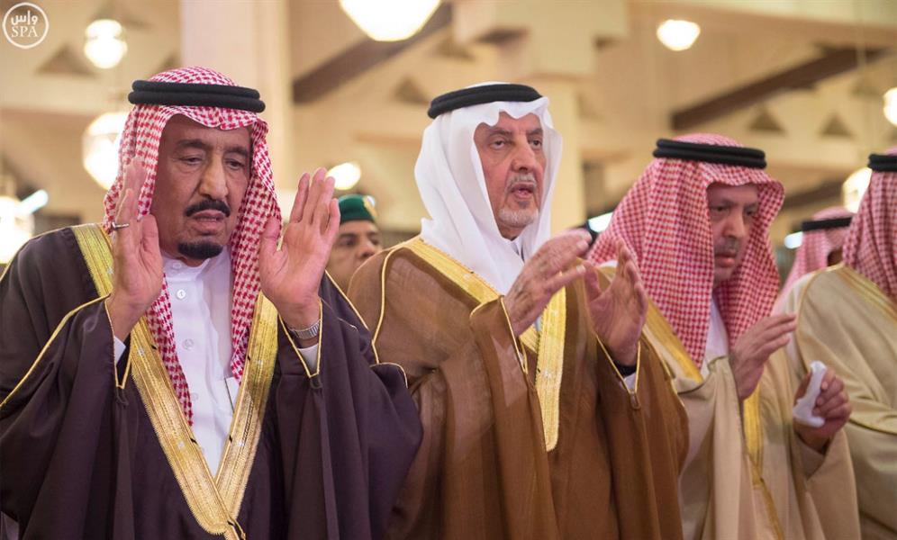 بالصور.. خادم الحرمين الشريفين يؤدي صلاة الميت على سمو الأمير بندر بن فيصل بن عبدالعزيز