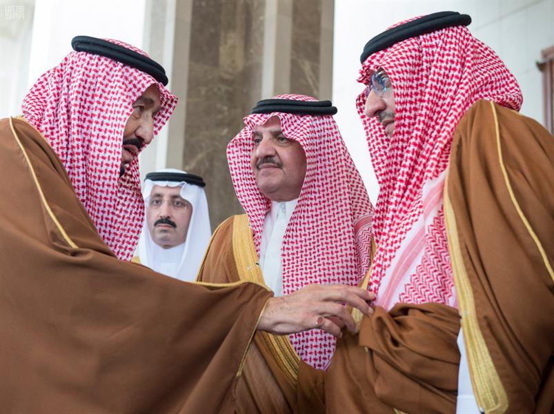 بالصور.. خادم الحرمين يضع حجر الأساس لمشاريع سكنية بالأحساء ويسلم عدداً من المواطنين مفاتيح مساكنهم