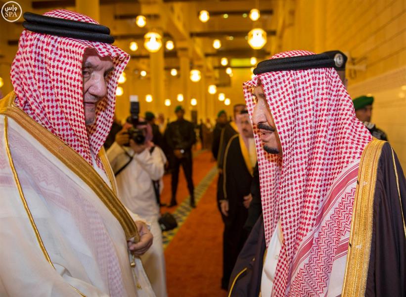 بالصور.. خادم الحرمين الشريفين يؤدي صلاة الميت على سمو الأمير بندر بن فيصل بن عبدالعزيز