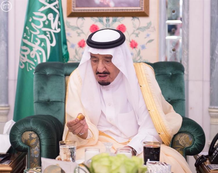 خادم الحرمين يقدم لأميري الكويت وقطر ورئيس وزراء باكستان "التمر" للإفطار به
