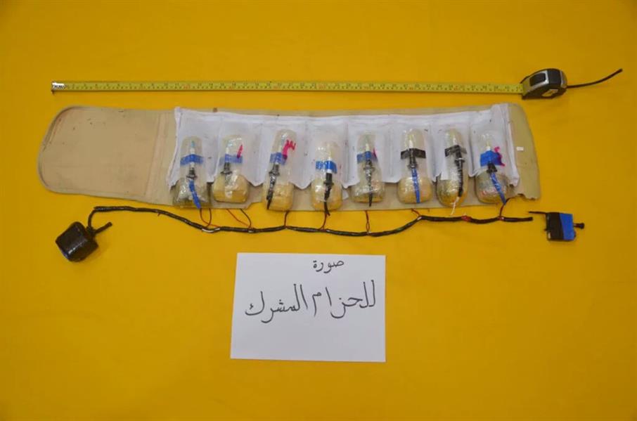 صور للمضبوطات التي عُثر عليها بحوزة أحد مهاجمي مسجد الأحساء