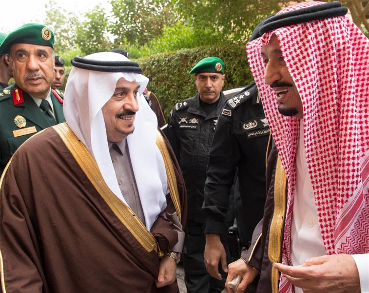 بالصور.. خادم الحرمين الشريفين يؤدي صلاة الميت على سمو الأمير بندر بن فيصل بن عبدالعزيز