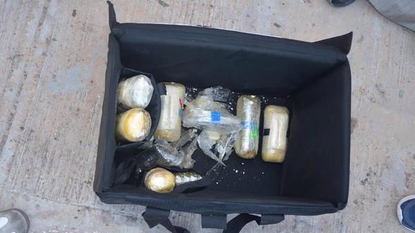 صور للمضبوطات التي عُثر عليها بحوزة أحد مهاجمي مسجد الأحساء