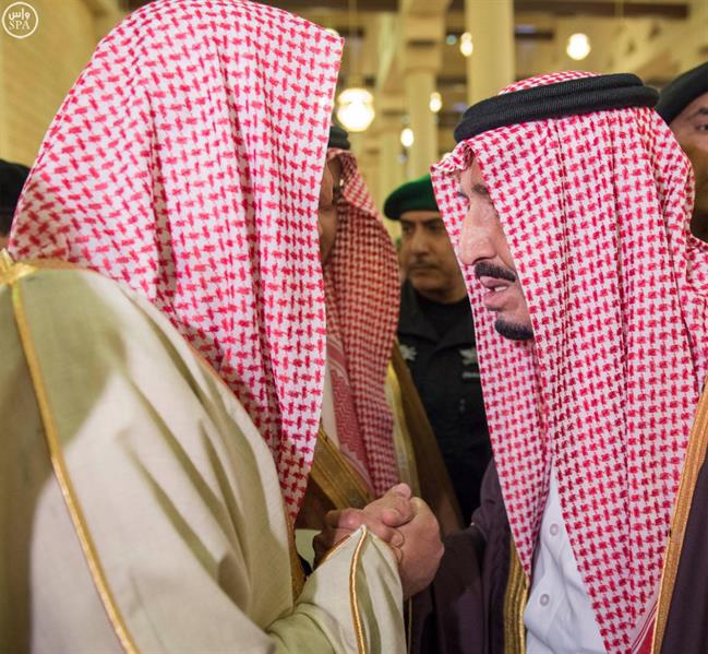 بالصور.. خادم الحرمين الشريفين يؤدي صلاة الميت على سمو الأمير بندر بن فيصل بن عبدالعزيز