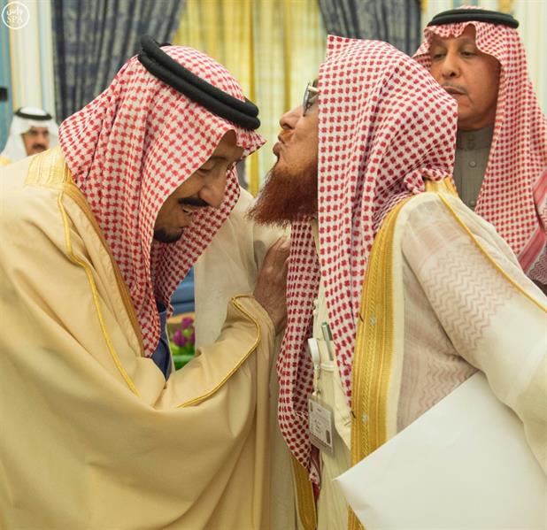 خادم الحرمين الشريفين يستقبل ضيوف المهرجان الوطني للتراث والثقافة