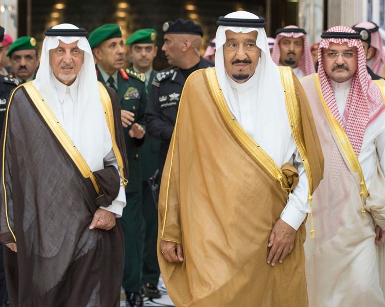 خادم الحرمين يصل المدينة المنورة قادماً من جدة ويزور المسجد النبوي خادم الحرمين يصل المدينة المنورة قادماً من جدة ويزور المسجد النبوي