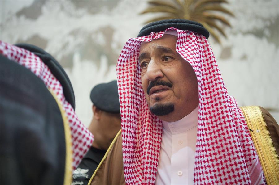 "صور مؤثرة" لخادم الحرمين الشريفين أثناء استقباله للمعزين في وفاة الأمير تركي