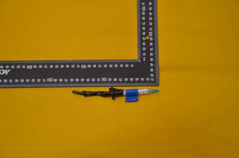 صور للمضبوطات التي عُثر عليها بحوزة أحد مهاجمي مسجد الأحساء