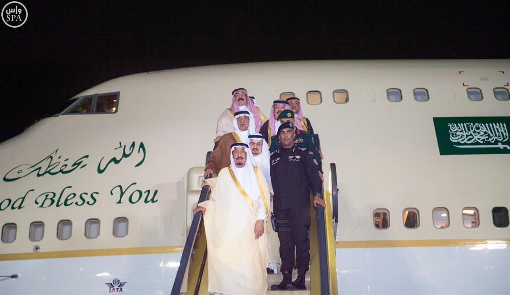 بالصور.. خادم الحرمين يصل إلى الرياض قادما من جدة