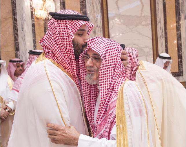 محمد بن سلمان مقبلاً رأس الشيخ صالح بن حميد