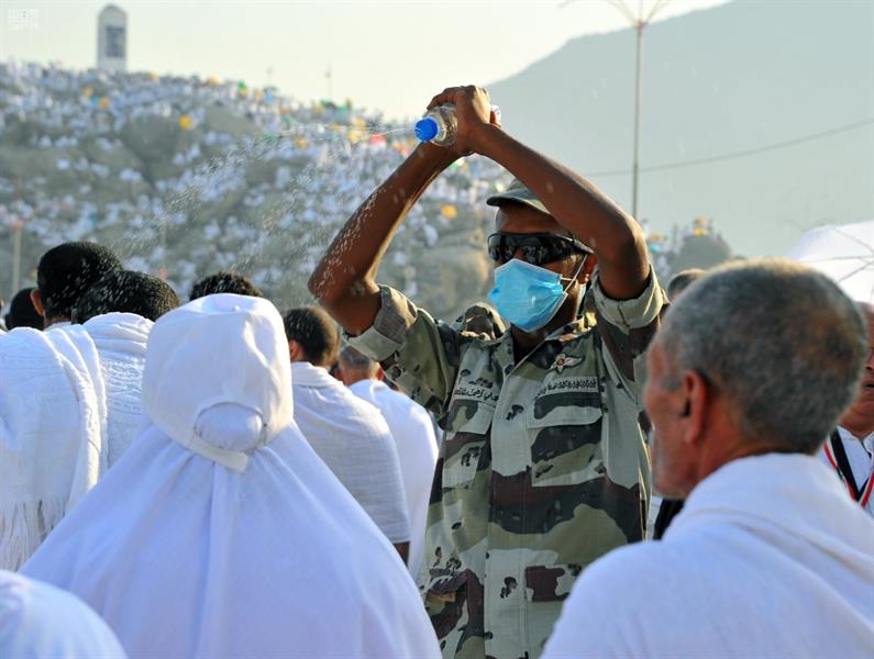 قوافل حجاج بيت الله يتوافدون إلى عرفات قوافل حجاج بيت الله يتوافدون إلى عرفات