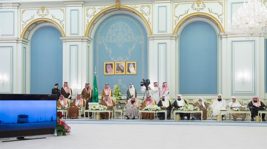 بالصور.. خادم الحرمين يضع حجر الأساس لمشاريع سكنية بالأحساء ويسلم عدداً من المواطنين مفاتيح مساكنهم