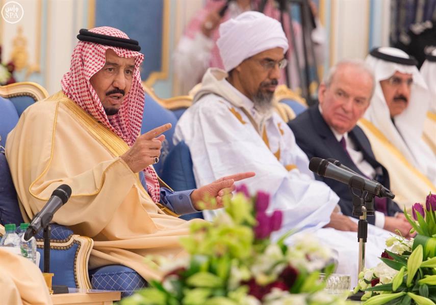 خادم الحرمين الشريفين يستقبل ضيوف المهرجان الوطني للتراث والثقافة