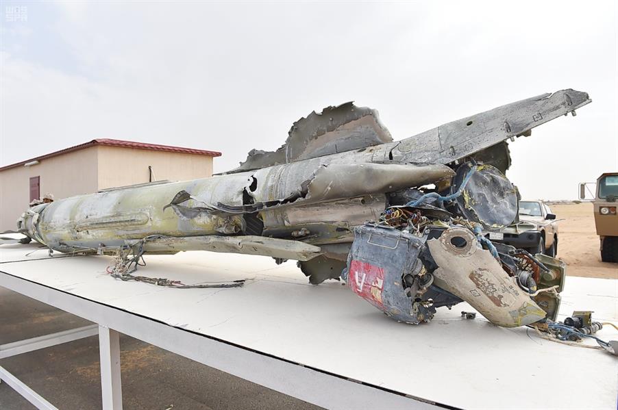 "الدفاع الجوي" يعرض بقايا صواريخ دمرها.. ويؤكد استعداده لرد أي اعتداءات