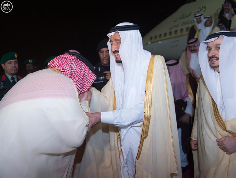 بالصور.. خادم الحرمين يصل إلى الرياض قادما من جدة