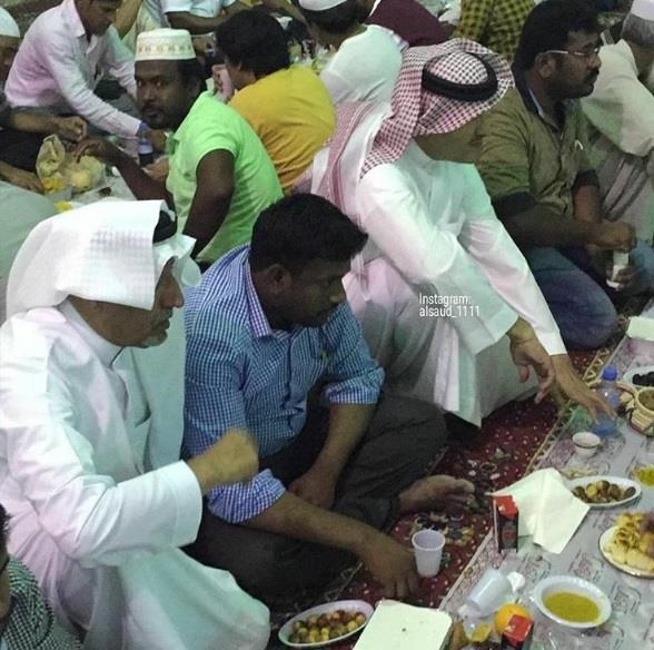 بالصور.. سلطان بن سلمان يتناول الإفطار مع عمالة وافدة في جامع والدته بالرياض‎