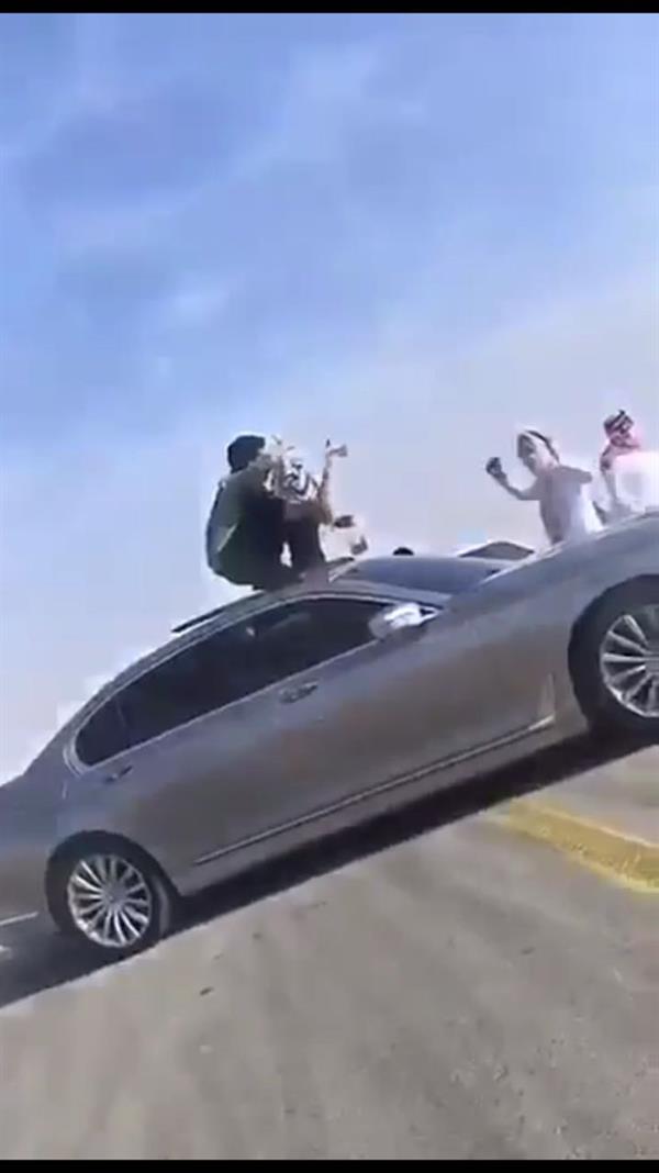 شرطة الرياض تضبط  ثلاثة شُبان وفتاة ظهروا في فيديو "المجاهرة بالمعصية"