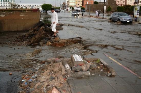 غرق طفلين وإنقاذ 52 محتجزًا و19 مركبة عالقة في أمطار عسير غرق طفلين وإنقاذ 52 محتجزًا و19 مركبة عالقة في أمطار عسير