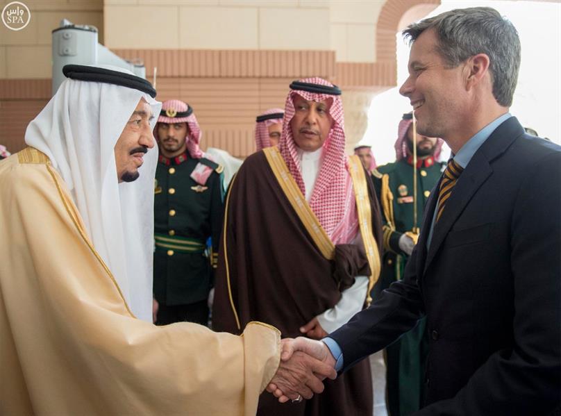 خادم الحرمين يستقبل ولي عهد الدنمارك ويبحث سبل التعاون الثنائي