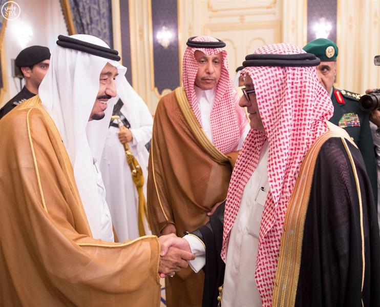 خادم الحرمين يستقبل كبار مسؤولي وزارتي التجارة والعمل وإدارات االبنوك ورجال الأعمال‬