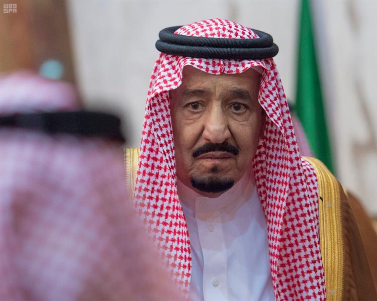 "صور مؤثرة" لخادم الحرمين الشريفين أثناء استقباله للمعزين في وفاة الأمير تركي