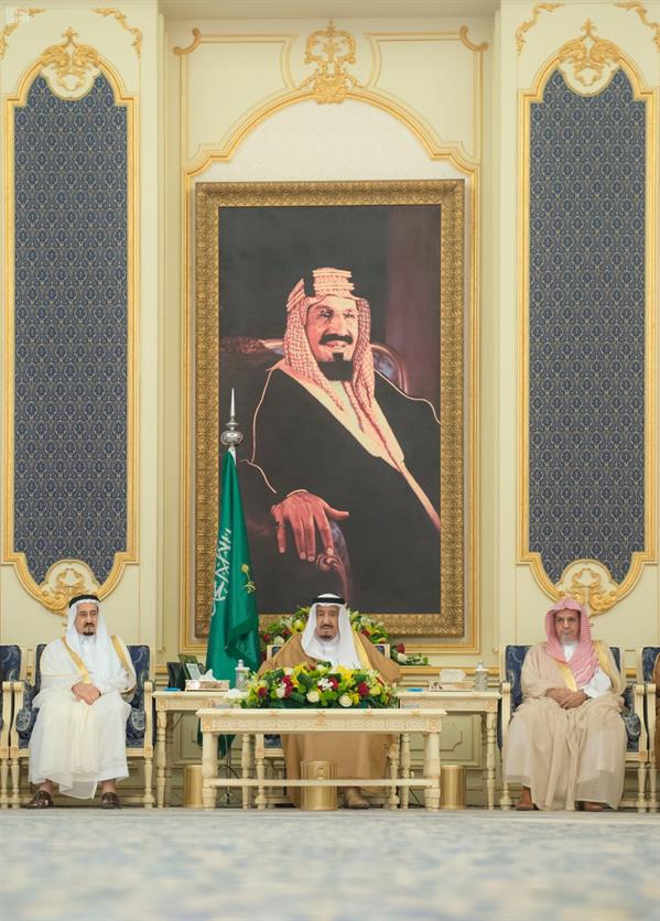خادم الحرمين يستقبل الأمراء والعلماء