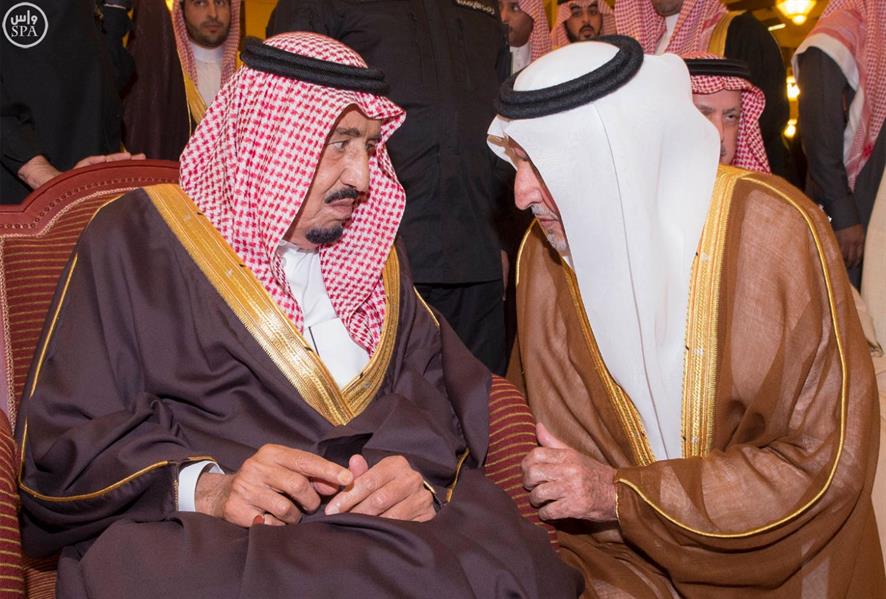 بالصور.. خادم الحرمين الشريفين يؤدي صلاة الميت على سمو الأمير بندر بن فيصل بن عبدالعزيز