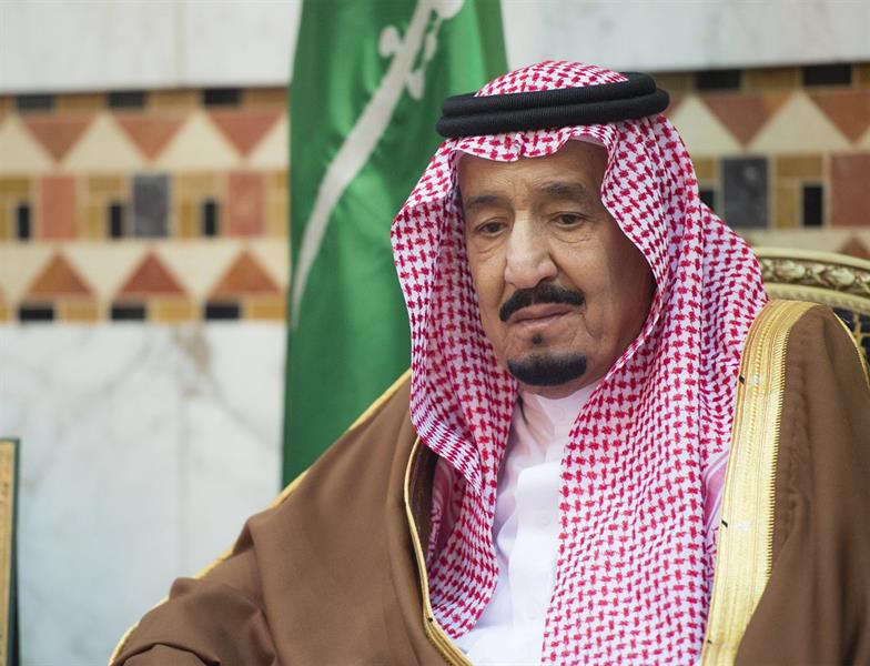 "صور مؤثرة" لخادم الحرمين الشريفين أثناء استقباله للمعزين في وفاة الأمير تركي