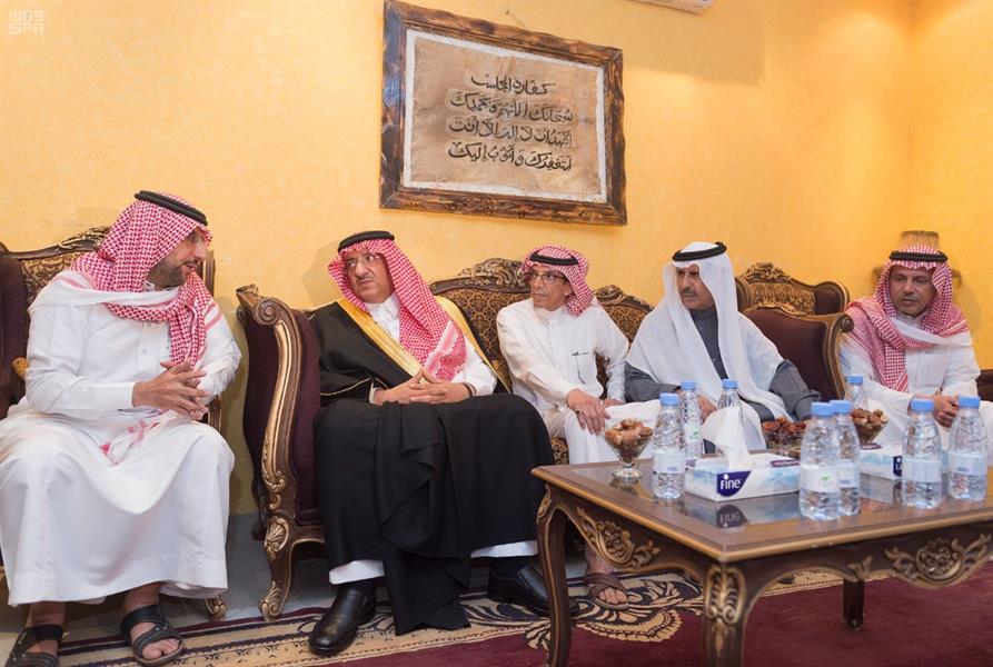 بالصور.. نائب الملك يزور منزل عائلة مدير مرور ضرماء لتقديم واجب العزاء فيه وفي زوجته وابنتيه بالصور.. نائب الملك يزور منزل عائلة مدير مرور ضرماء لتقديم واجب العزاء فيه وفي زوجته وابنتيه