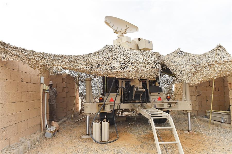 "الدفاع الجوي" يعرض بقايا صواريخ دمرها.. ويؤكد استعداده لرد أي اعتداءات