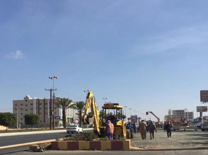 بالصور.. إزالة تعديات رجل أعمال على طريق بخميس مشيط