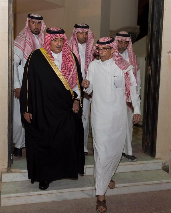بالصور.. نائب الملك يزور منزل عائلة مدير مرور ضرماء لتقديم واجب العزاء فيه وفي زوجته وابنتيه بالصور.. نائب الملك يزور منزل عائلة مدير مرور ضرماء لتقديم واجب العزاء فيه وفي زوجته وابنتيه