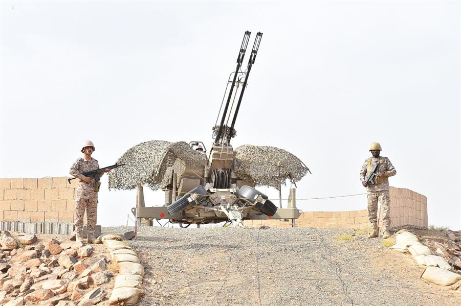 "الدفاع الجوي" يعرض بقايا صواريخ دمرها.. ويؤكد استعداده لرد أي اعتداءات