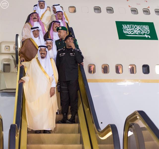 بالصور.. خادم الحرمين يصل إلى الرياض قادما من جدة