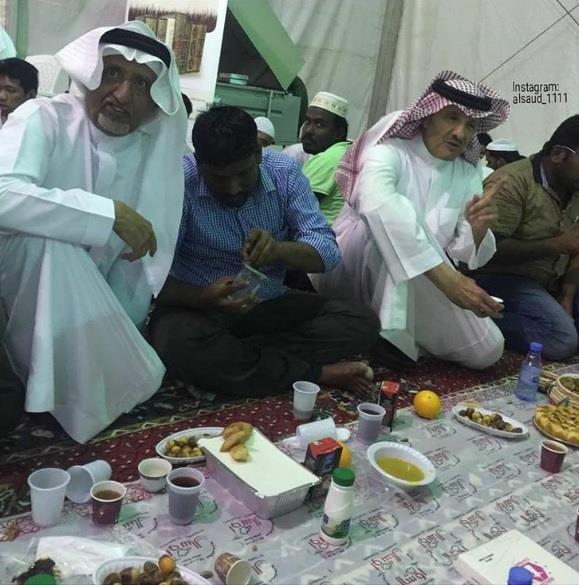 بالصور.. سلطان بن سلمان يتناول الإفطار مع عمالة وافدة في جامع والدته بالرياض‎